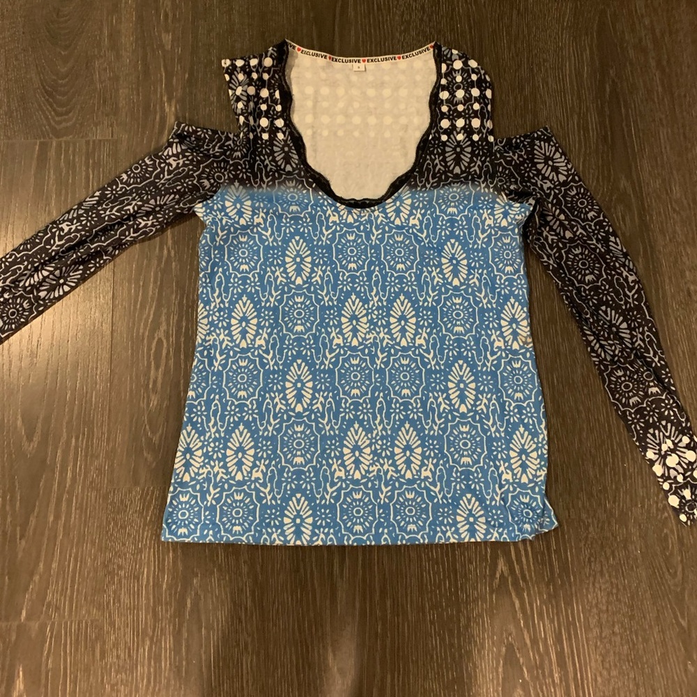 Long sleeve open cut outs blue funky print small